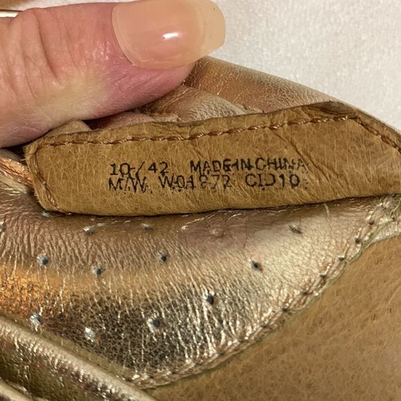 Born size 10 gold sandals with slight heel - Picture 7 of 10